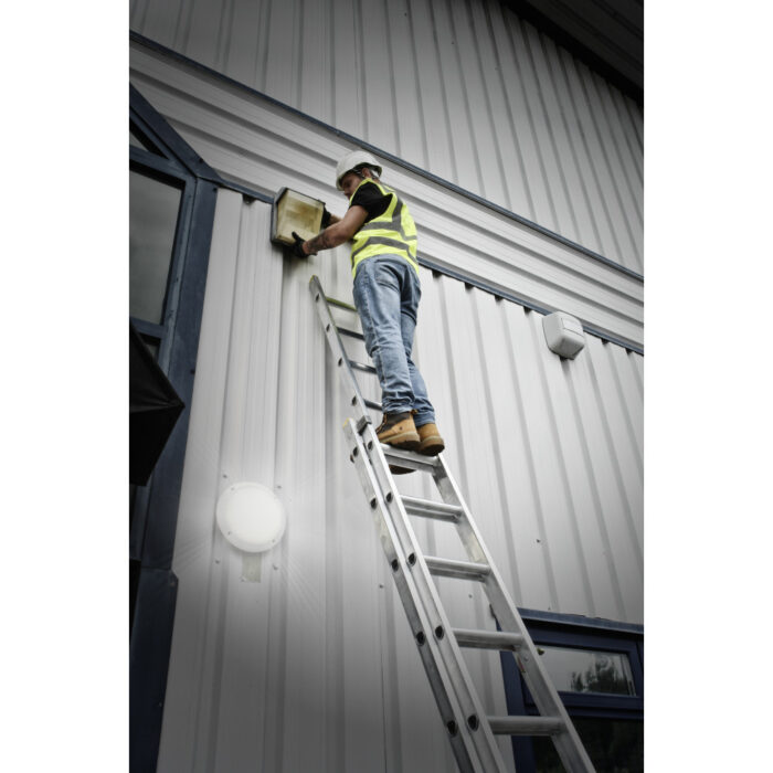 Lyte Triple 2.0m Professional EN131 Ladder - Image 8