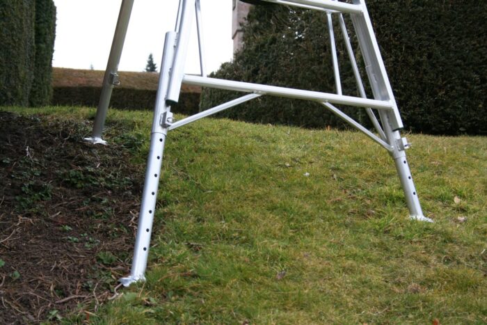 8 Tread Adjustable Tripod Ladder - Image 5