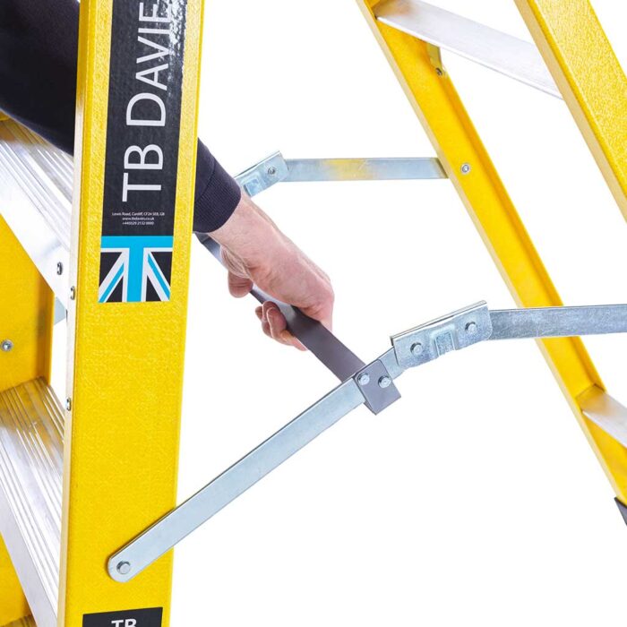 Professional 4 Tread Fibreglass Swingback Step - Image 3